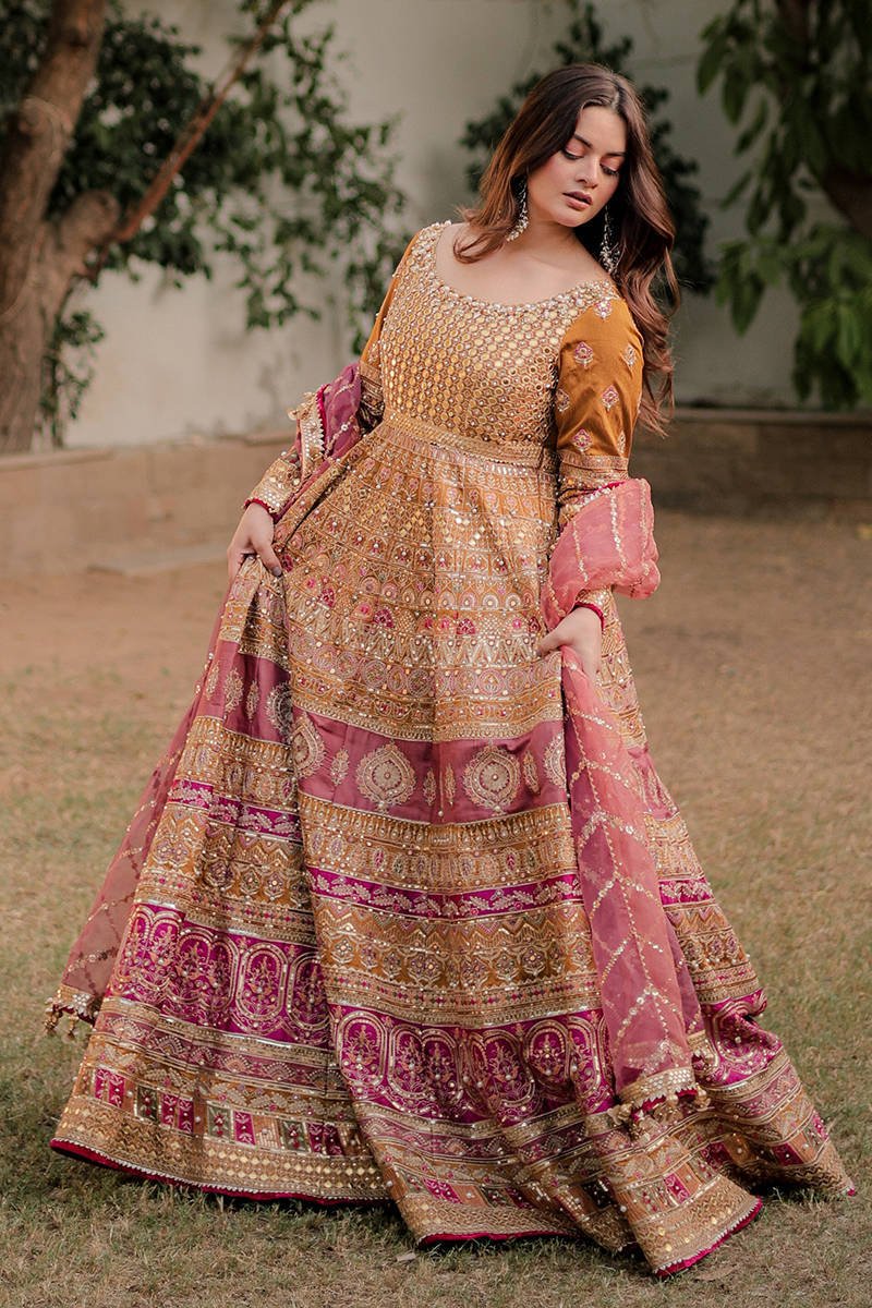 Minal Khan in Meher - NEW NAMAL PRET