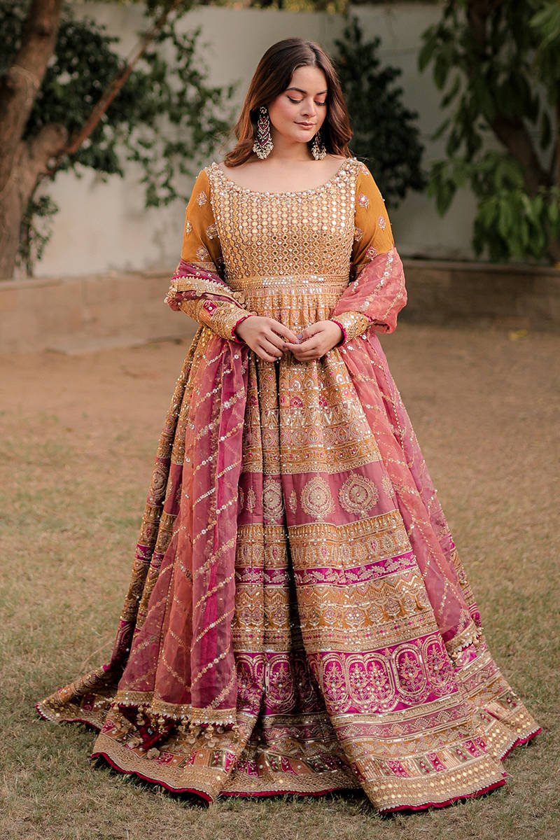 Minal Khan in Meher - NEW NAMAL PRET