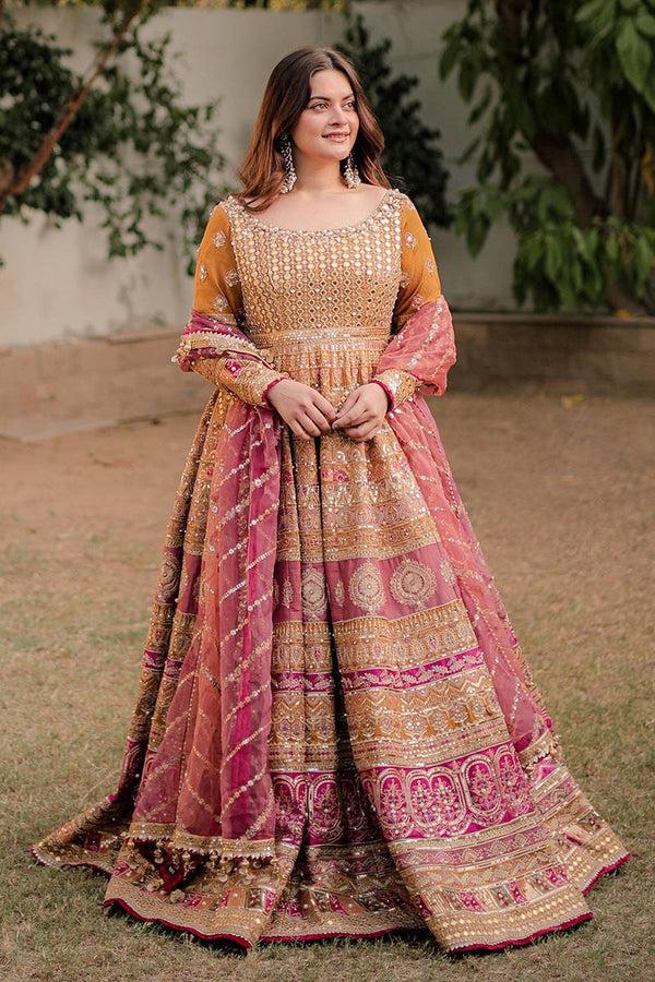 Minal Khan in Meher - NEW NAMAL PRET
